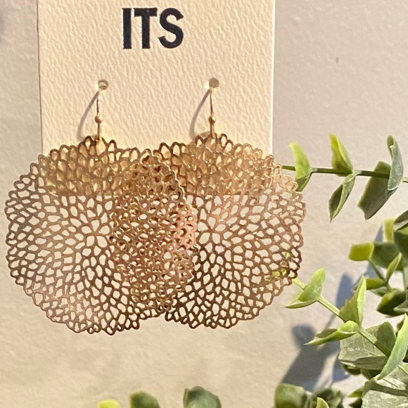 SEA CORAL ROUND FILIGREE HOOK EARRINGS - GOLD - Picture 1 of 3